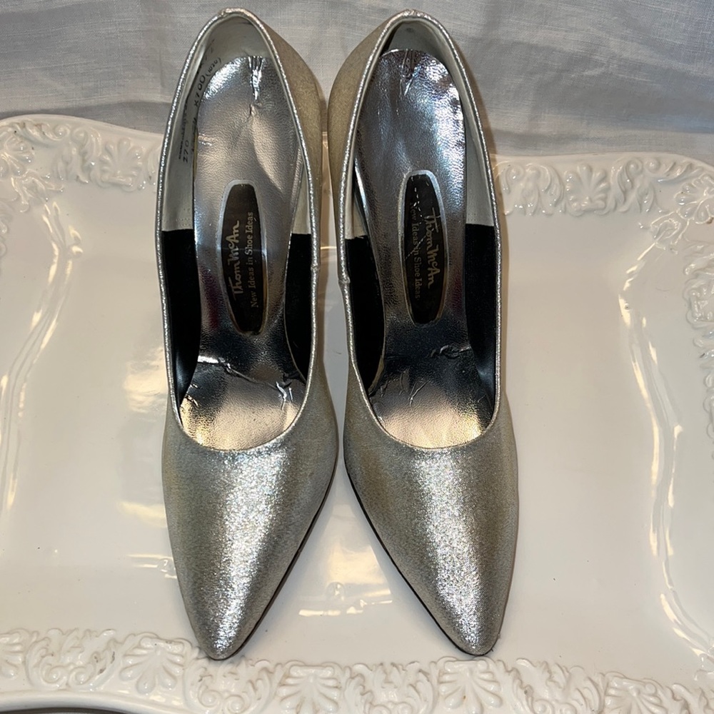 Vintage Thom McAn Silver Pumps Sz.7 Narrow